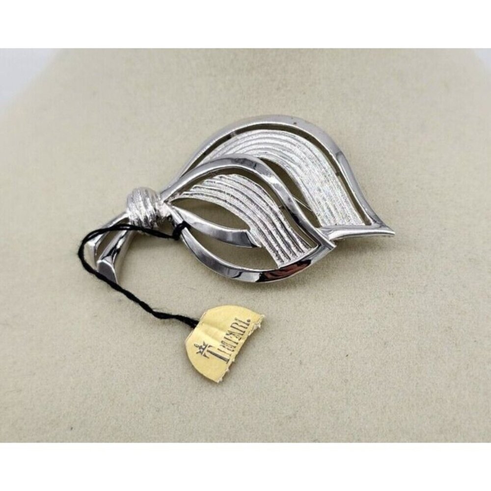 NEW Crown Trifari Silver Tone Swirl Textured Leaf Leaves Bundle Brooch Retro